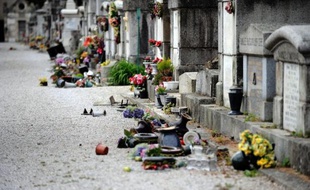 Crucifix, pots de fleurs renversés jonchent le sol du cimetière Saint-Roch à Castres, le 15 avril 2015, après un acte de vandalisme