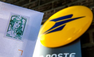 Une enveloppe timbrée devant un bureau de poste à Nieppe le 1er octobre 2014