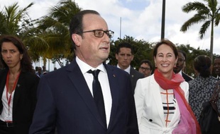 Le président François Hollande et la ministre de l'Ecologie Ségolène Royal, le 9 mai 2015 à Fort-de-France, en Martinique