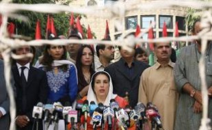 Le président Pervez Musharraf a mis en place vendredi un gouvernement de transition avant les législatives prévues début janvier au Pakistan et mis fin à l'assignation à résidence de Benazir Bhutto à quelques heures de l'arrivée d'un émissaire du président américain, qui réclame la levée de l'état d'urgence.