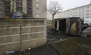 Une voiture brûlée dans le quartier de la Meinau, à Strasbourg.
