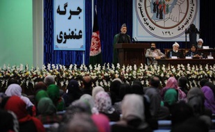 Une Loya Jirga, la grande assemblée traditionnelle afghane, se réunira au mois de novembre à Kaboul pour se prononcer sur le maintien d'une présence militaire américaine dans le pays après 2014, a annoncé samedi un responsable afghan.