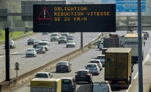 La vitesse est réduite de 20 km/h pour lutter contre la pollution de l'air le 10 avril 2015 sur le périphérique de Lille