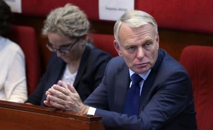 Le Premier ministre, Jean-Marc Ayrault, a déclaré dimanche qu'il avait "un moral d'acier" et qu'il n'était "pas du tout" atteint par les critiques, y compris celles venant de son propre camp.