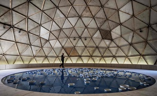 "Clinamen v2", oeuvre de l'artiste Celeste Boursier-Mougenot's sera visible sous le dome installé place Antonin Poncet lors de la 14e biennale d'art contemporain de Lyon. Jeff Pachoud/ AFP