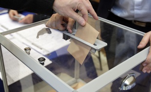 Dans la mairie du 18e arrondissement, un peu plus du tiers des inscrits sont venus voter ce dimanche avant 13 h (Illustration).
