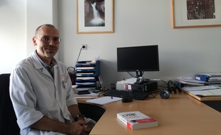 Responsable du service des maladies infectieuses des hôpitaux universitaires de Strasbourg, le professeur Yves Hansmann est confronté à la maladie de Lyme depuis plus de 20 ans.