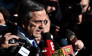 Le Premier ministre grec Antonis Samaras parle à la presse après le deuxième tour de l'élection présidentielle à Athènes le 23 décembre 2014