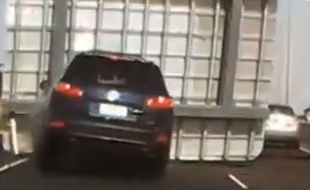 Un panneau d'autoroute est tombé sur une voiture mardi 8 janvier en Australie.