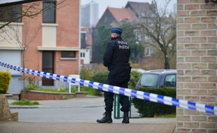 La police a bouclé la rue de Dries, à Forest (Belgique), mardi soir.