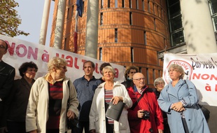 Jutta Dumas (au centre) et les membres du collectif Non à Val Tolosa le jeudi 19 novembre devant le Palais de Justice.