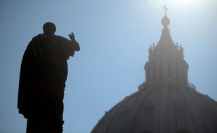 Le cardinal américain Roger Mahony a "commis des erreurs" et n'a pas réussi à mettre un terme au scandale des abus sexuels, mais il participera sans doute au conclave, a dit mercredi l'ex-procureur anti-pédophilie du Vatican.