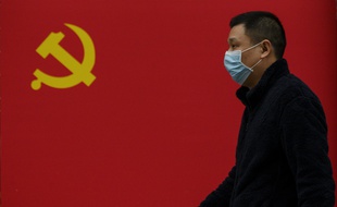 Un Chinois portant un masque à Wuhan, principal foyer de l'épidémie de coronavirus en Chine.