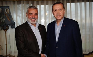 Le chef du gouvernement du mouvement islamiste palestinien Hamas, Ismaïl Haniyeh, a rendu hommage jeudi à Istanbul devant le navire Mavi Marmara aux neuf Turcs tués au cours d'un raid israélien contre une flottille d'aide humanitaire à destination de Gaza en mai 2010.