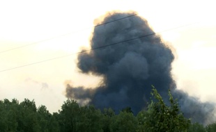 Le panache de fumée après l'explosion survenue dans un dépôt d'armes en Sibérie le 5 août 2019.