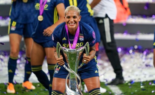 Le 30 août, Shanice van de Sanden a soulevé la Ligue des champions pour la troisième fois avec l'OL.
