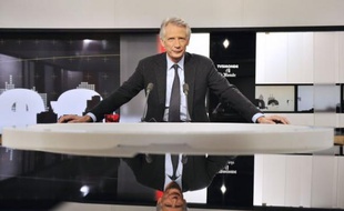 Dominique de Villepin a affirmé dimanche soir sur TV5Monde qu'"à (sa) connaissance", il n'y avait "aucun lien" entre l'arrêt à partir de 1995 du versement de commissions dans le cadre d'un contrat d'armement avec le Pakistan et l'attentat de Karachi en 2002.
