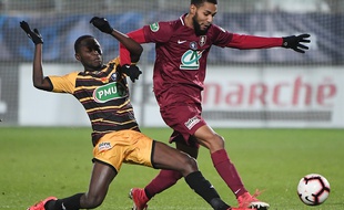 Le milieu offensif de Metz, Marvin Gakpa, affronte le milieu de terrain sénégalais Joseph Lopy lors de la 16e de finale de la Coupe de France, le 5 février 2019.