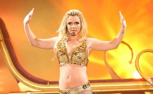 Britney Spears en concert, lors de sa tournée «Femme Fatale Tour» aux Etats-Unis, le 15 août 2011