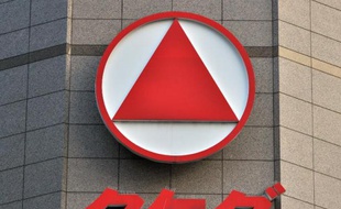 Le logo du premier groupe pharmaceutique japonais, Takeda, sur leur siège de Tokyo