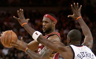 Mickaël Pietrus évolue depuis 2003 avec les Golden State Warriors. Il est régulièrement amené à défendre sur les les stars de la NBA. Ici LeBron James de Cleveland à l'époque où Pietrus jouait avec les Warriors.