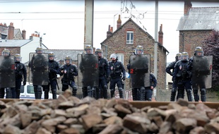 Des CRS en marge d'une manifestation contre la loi Travail, le 10 mai 2016, à Rennes.