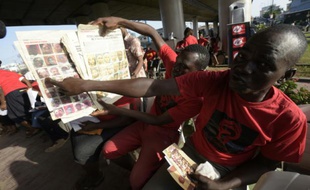 Un homme montre la photo de sa nièce parmi les filles enlevées par Boko Haram à Chibok il y a deux ans, lors d'une manifestation en hommage aux disparues, le 13 avril 2016 à Lagos