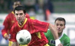Jean-Louis Garcia, entraîneur du RC Lens (L2), a été mis à pied à titre conservatoire et convoqué en vue de son licenciement, tout comme les membres de son encadrement technique, a indiqué lundi dans un communiqué le club qui veut le remplacer par Eric Sikora.