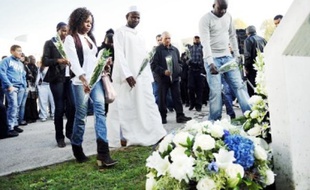 Amor Benna (au centre), le père de Zyed, a pris la parole hier matin.