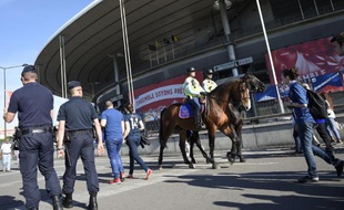 La police patrouille devant le stade de France à Saint-Denis le 7 juin 2015