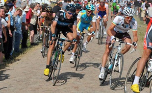 Les coureurs du Tour de France 2010, lors de leur passage sur les secteurs pavés de Paris-Roubaix, le 6 juillet 2010.