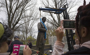 La statue du Dr James Marion Sims, retirée d'un parc new-yorkais mardi 17 avril 2018.