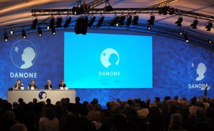 Le groupe alimentaire français Danone pâtit de la situation économique en Espagne au point d'être contraint mardi de revoir à la baisse ses prévisions de marge opérationnelle pour 2012, une perspective qui a immédiatement été sanctionnée en Bourse.
