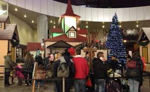 Des familles font leurs courses de Noël à Séville.