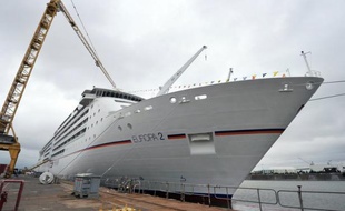 Le groupe sud-coréen de construction navale STX, lourdement endetté, envisage de vendre ses actifs en Europe, notamment ses chantiers navals en France et en Finlande, ainsi qu'en Chine, a annoncé samedi un porte-parole.