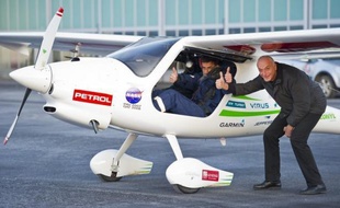 Faire le tour du monde en avion n'a plus grand chose d'extraordinaire, mais le faire dans un avion ultra-léger de 290 kg avec pour but de consommer le moins de carburant possible et donner un exemple de préservation de la planète Terre est un défi pour aventuriers modernes, dont fait partie le Slovène Matevz Lenarcic.