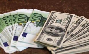 L'euro baissait face au dollar mercredi, le billet vert n'étant pas affecté par la paralysie du gouvernement américain, les investisseurs restant persuadés qu'un défaut de paiement du pays est peu probable.