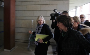 La ministre de la Santé Marisol Touraine accueillie par la directrice du CHU de Rennes pour évoquer les six patients hospitalisés après un essai thérapeutique.