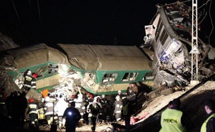 Au moins 14 personnes ont été tuées et une soixantaine blessées samedi soir dans une collision frontale entre deux trains qui se sont retrouvés sur la même voie à Szczekociny, dans le sud de la Pologne, la plus grave catastrophe ferroviaire dans ce pays depuis 1990.