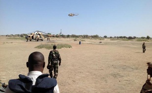 Des hélicoptères d'attaque Mi-8 survolent Fotokol au Cameroun le 1er février 2015, après une opération dans la ville proche de Gamboru, au Nigeria