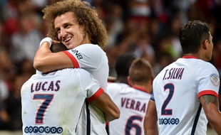 Les Brésiliens Lucas et David Luiz se congratulent lors de la victoire du PSG à Lille (0-1), le 7 août 2015.