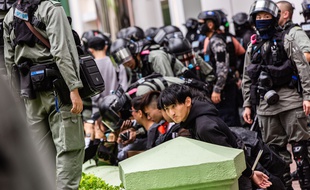 Lors d'une arrestation de manifestants et manifestantes à Hong Kong.