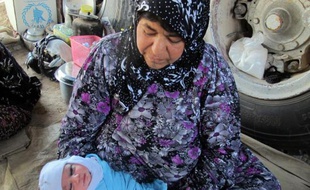 Une chiite turkmène qui s'est enfuie de Tal Afar avec son nourrisson, dans un camp de réfugiés à Sinjar (nord de Bagdad), le 8 juillet 2014