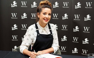 La blogueuse Zoella en dédicace pour son premier roman Girl Online