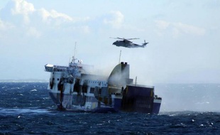Capture d'écran d'une vidéo fournit par la marine italienne, le 29 décembre 2014, montrant le ferry "Norman Atlantic" brulé au large des côtes de l'Albanie
