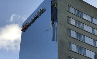 La tempête Ciara a fait des dégâts sur la façade d'un hôtel de Lille