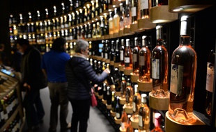 Illustration de bouteilles de vin, ici à la cave de la Cité du vin. / AFP PHOTO / MEHDI FEDOUACH