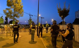 Un jeune homme de 20 ans a été condamné jeudi à huit mois de prison ferme avec mandat de dépôt par le tribunal correctionnel de Versailles pour violence envers les forces de l'ordre, lors des émeutes de Trappes (Yvelines), en juillet.