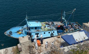 Des équipes de secours sortent le corps d'une trentaine d'immigrants le 20 juillet 2014 au port de La Vallette d'un bateau intercepté au large de l'île italienne de Lampedusa