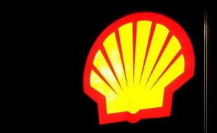 La compagnie pétrolière Shell a finalement reçu vendredi les autorisations qu'elle espérait pour démarrer une campagne de forages controversée au large de la Guyane, après un imbroglio qui semble avoir coûté son maroquin à l'ex-ministre de l'Ecologie et de l'Energie Nicole Bricq.